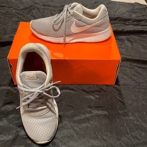 Tanjun Sneaker
NIKE size 8